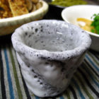 『フキの鍋』 【ぐい呑み】白釉　　【酒器】　釉の酒器　料理とぐい呑み(25)