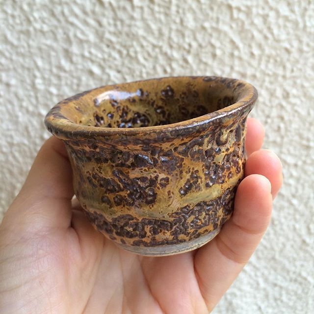  釉薬のゆったりとした流れを感じます。#guinomi#陶芸作品 - from Instagram